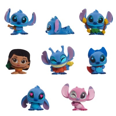 Conjunto de figuras de personagens Stitch em várias poses e cores sobre fundo branco.