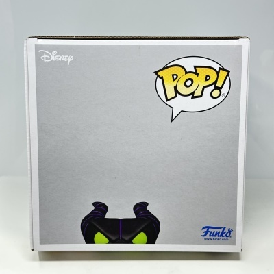 Caixa de Funko Pop Disney com figura de Maléfica visível na parte inferior.