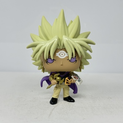 Figura estilizada de vinil com cabelo amarelo espetado.