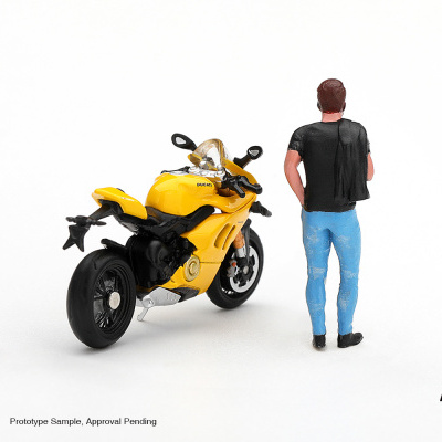 Miniatura de mota Ducati amarela com boneco masculino de costas em fundo branco