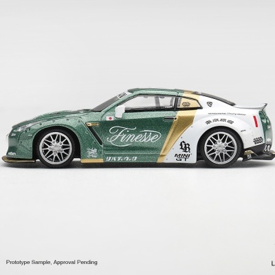 Miniatura de carro desportivo verde, branco e dourado com texto Finesse e caracteres japoneses