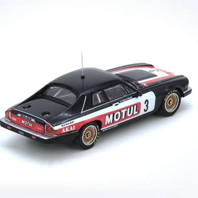 Miniatura de carro de corrida preto com letras MOTUL 3 e roda dourada