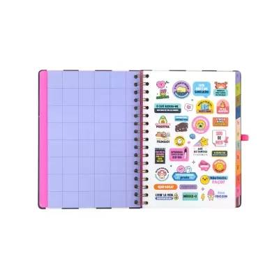 Caderno espiral aberto com páginas coloridas e adesivos com frases em português