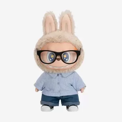 Boneco de pelúcia com orelhas de coelho, óculos, camisa azul às riscas e calças de ganga