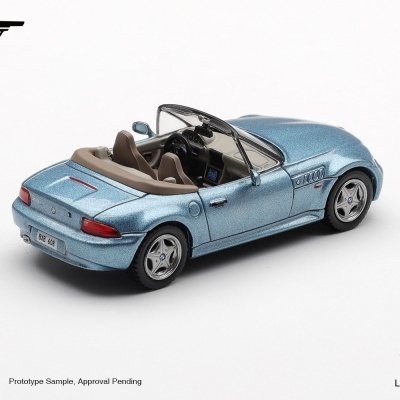 Miniatura de carro desportivo azul metalizado com interior castanho e logotipos 007 e MINI GT