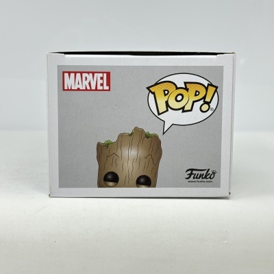 Embalagem Funko Pop com personagem de madeira e texto Marvel, Pop e Funko
