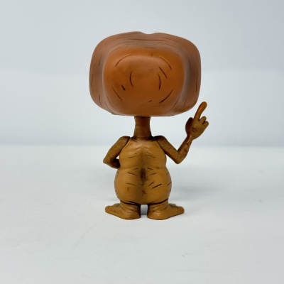 Figura de vinil marrom com textura e dedos levantados