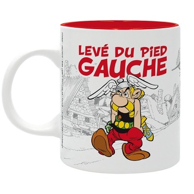 Caneca branca com interior vermelho e ilustração da personagem Asterix com texto em vermelho LEVÉ DU PIED GAUCHE