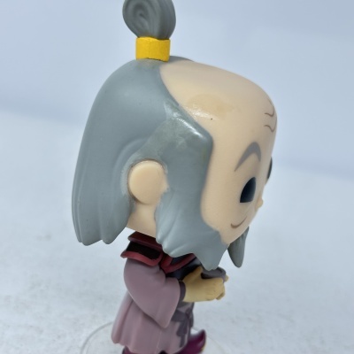 Figura de vinil estilizada com cabelo cinzento e laço amarelo