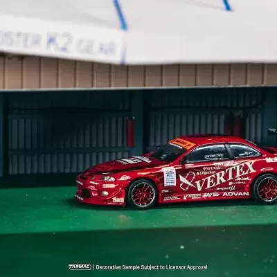 Miniatura de carro de corrida vermelha com inscrições brancas e cenário de garagem