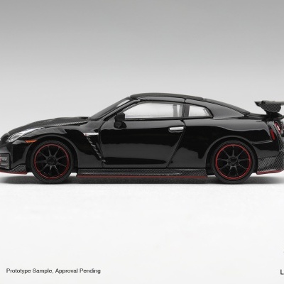Miniatura de carro desportivo preto com detalhes vermelhos e spoiler