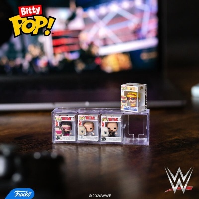 Mini figuras Bitty Pop! da WWE da Funko em caixas plásticas sobre mesa de madeira