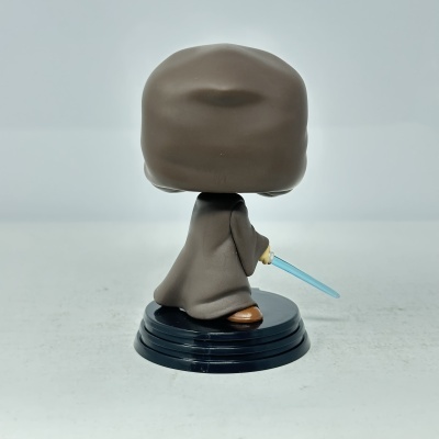Figura Funko Pop vista de costas com capa castanha e espada azul em base preta