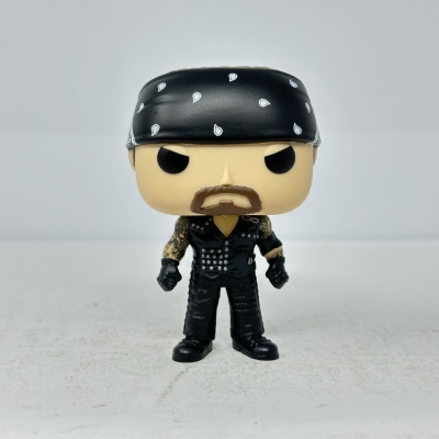 Figura de vinil estilo Funko Pop com lenço preto e padrão branco.