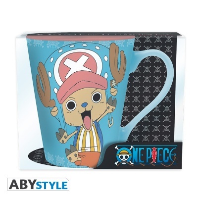 Caneca azul com personagem animado da série One Piece com chapéu rosa e caixa de embalagem preta com padrão de caveiras e logo One Piece