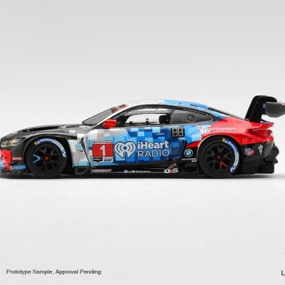 Miniatura de carro de corrida BMW com decoração colorida e logótipos