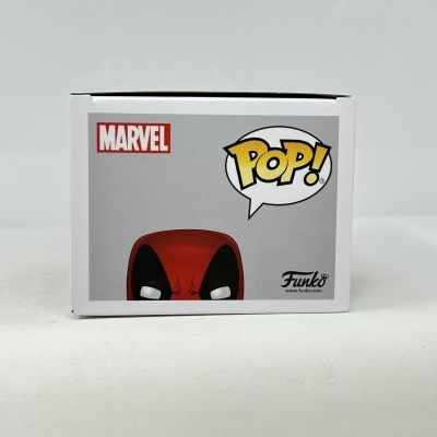 Caixa Funko Pop! Marvel Deadpool com fundo cinza.