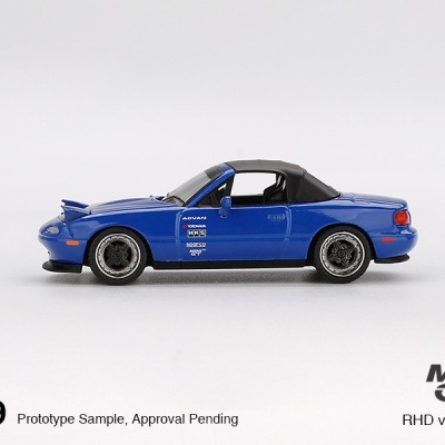 Miniatura de carro desportivo conversível azul com tejadilho preto e stickers com texto