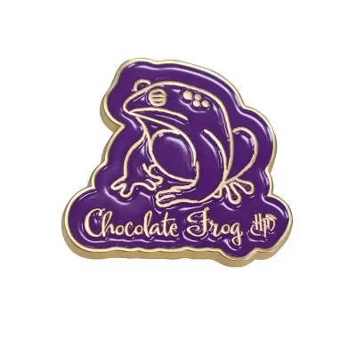 Pin metálico roxo em forma de rã com texto dourado Chocolate Frog