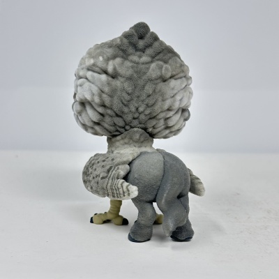 Figura de coleção cinzenta com cabeça grande e textura aveludada, vista de trás