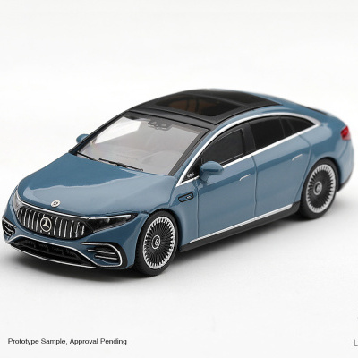 Miniatura de carro Mercedes-Benz EQS azul em fundo branco