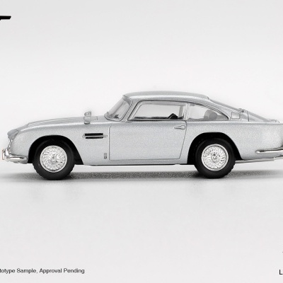 Miniatura de carro de colecionador prateado Aston Martin DB5 numa superfície branca