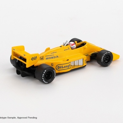 Miniatura de carro de corrida amarelo com vários logotipos e capacete com texto