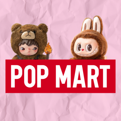 Duas figuras colecionáveis em fatos de pelúcia castanha com texto POP MART