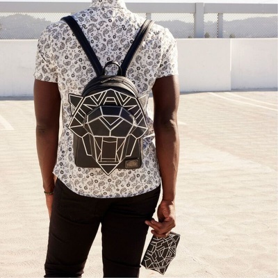 Mochila preta com design de leão geométrico vista de costas