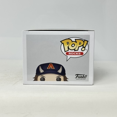 Embalagem de Funko Pop com boné azul e chifres