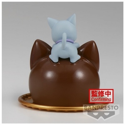 Figura decorativa de gato branco sobre objeto castanho com selo Confirming BANPRESTO