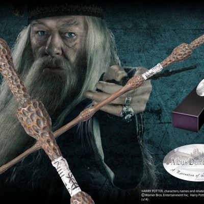 Duas varinhas mágicas esculpidas em madeira e metal com fundo escuro e figura masculina, caixa preta com etiqueta Albus Dumbledore