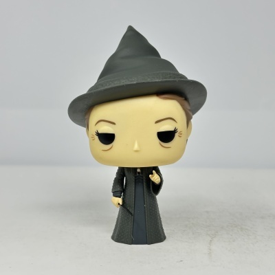 Funko Pop personagem feminina com chapéu preto e vestido preto