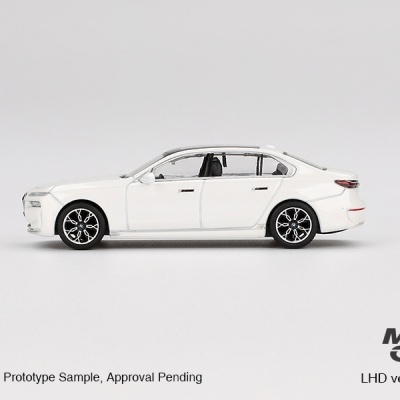 Modelo em miniatura de carro sedan branco com rodas pretas em fundo branco