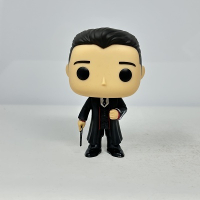 Figura Funko Pop de homem com casaco preto e gravata.