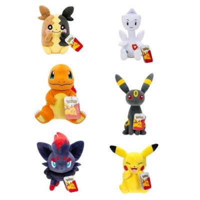 Seis peluches coloridos de Pokémon com etiquetas do Pikachu