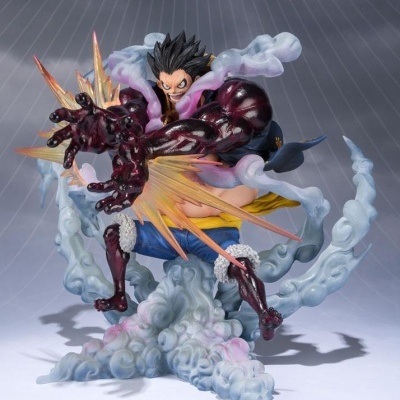 Figura colecionável de personagem com braços roxos e efeitos de explosão