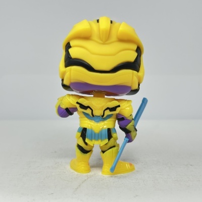 Brinquedo Funko Pop amarelo com bastão azul, visto de costas