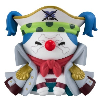 Boneco de pirata com chapéu branco, nariz vermelho e casaco cinzento com dourado