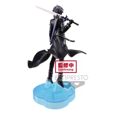 Figura colecionável de personagem com espada e casaco preto sobre base azul.