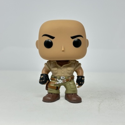 Funko Pop personagem careca roupa bege e verde luvas pretas