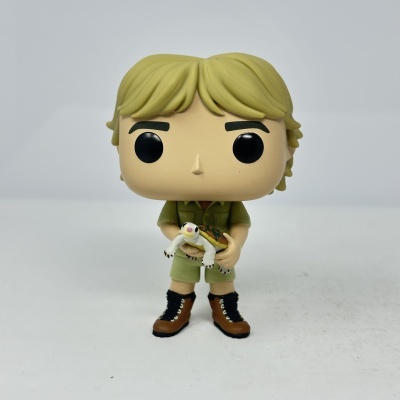 Figura de vinil estilo Funko Pop com cabelo loiro segurando uma tartaruga