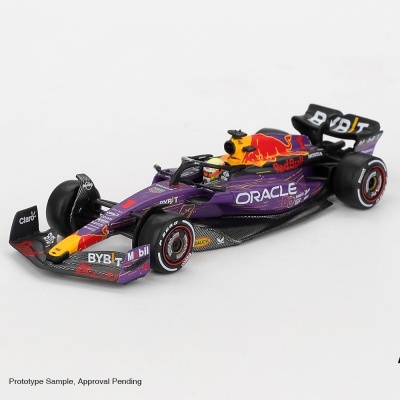 Miniatura de carro de Fórmula 1 Red Bull roxo, amarelo e preto com logos Oracle, Red Bull, BYBIT, Mobil, Claro e Honda