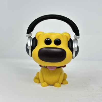 Boneco de cão amarelo com auscultadores a preto e prata