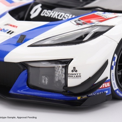 Carro de corrida branco e azul com autocolantes e pneus pretos