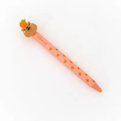 Caneta cor de pêssego com decoração de laranjas e tampa com figura de urso