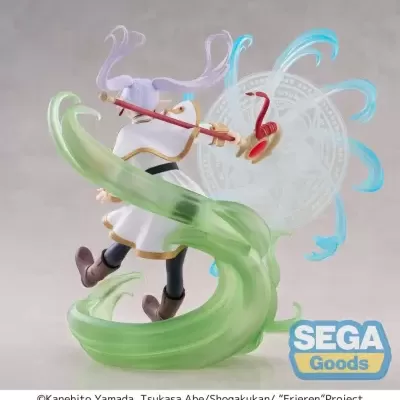 Figura colecionável de personagem anime com cabelo lilás e roupa branca segurando cajado com efeitos verdes e azuis
