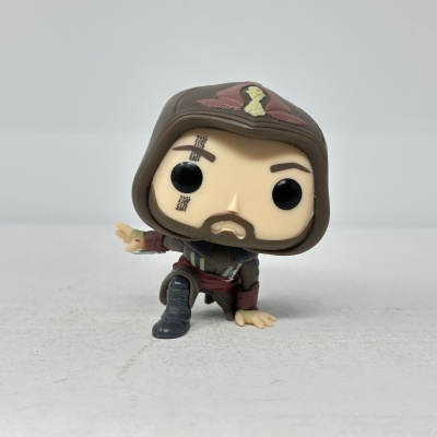 Figura Funko Pop com capa castanha e olhos grandes negros