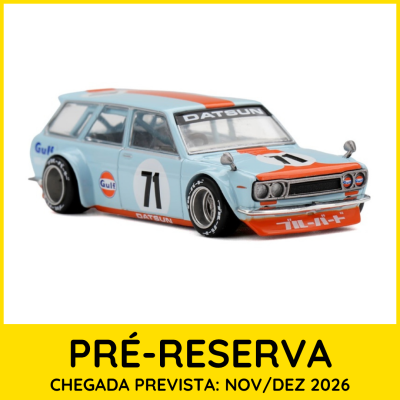 Modelo de carrinho de corrida Datsun 71 azul claro com detalhes laranja e logotipos Gulf
