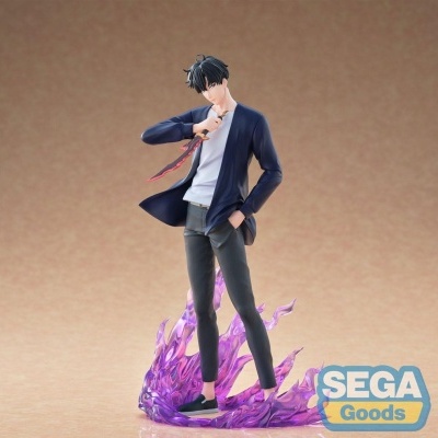 Figura colecionável de personagem masculino com espada e base de chamas roxas.